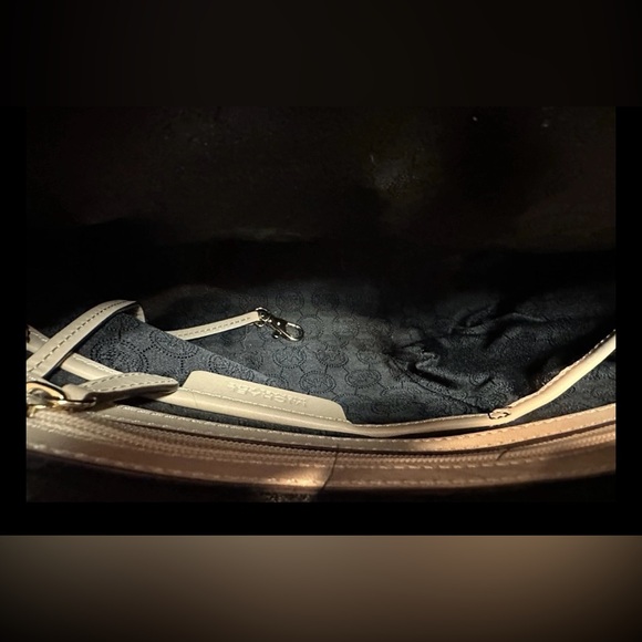 Michael Kors Lg Black Patent Leather Tote With Double Adjustable Beige Handles - Picture 7 of 14